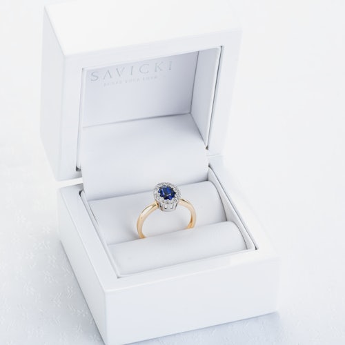 Pierścionek zaręczynowy SAVICKI: dwukolorowe złoto, niebieski szafir, diamenty